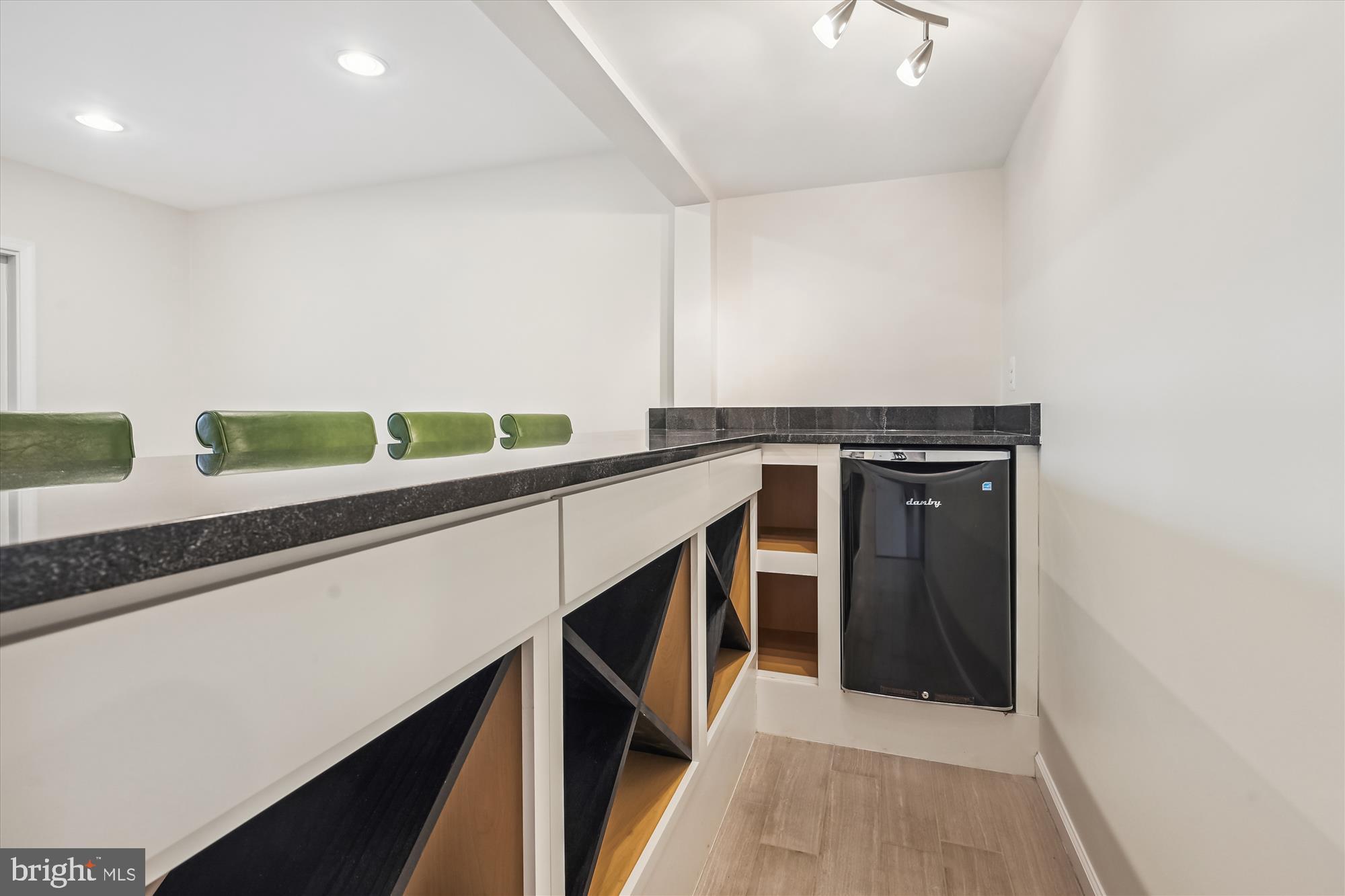 1640 Valencia Way Reston, VA 20190 - Photo 26 of 53 Build in bar