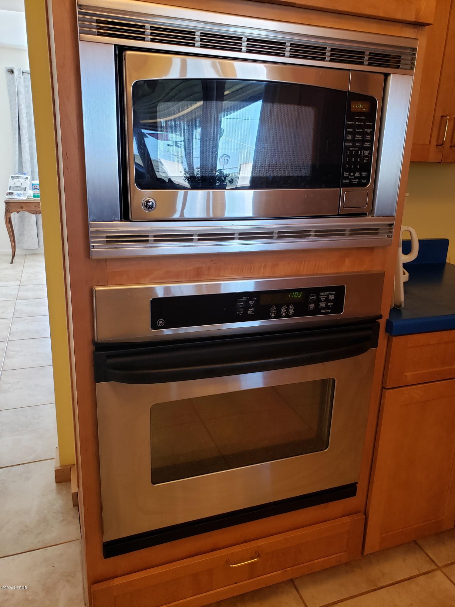 4093 Stardust Road Lompoc, CA 93436 - Photo 5 of 14 Oven & Microwave