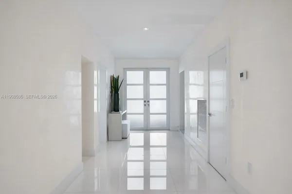 a view of entryway with window