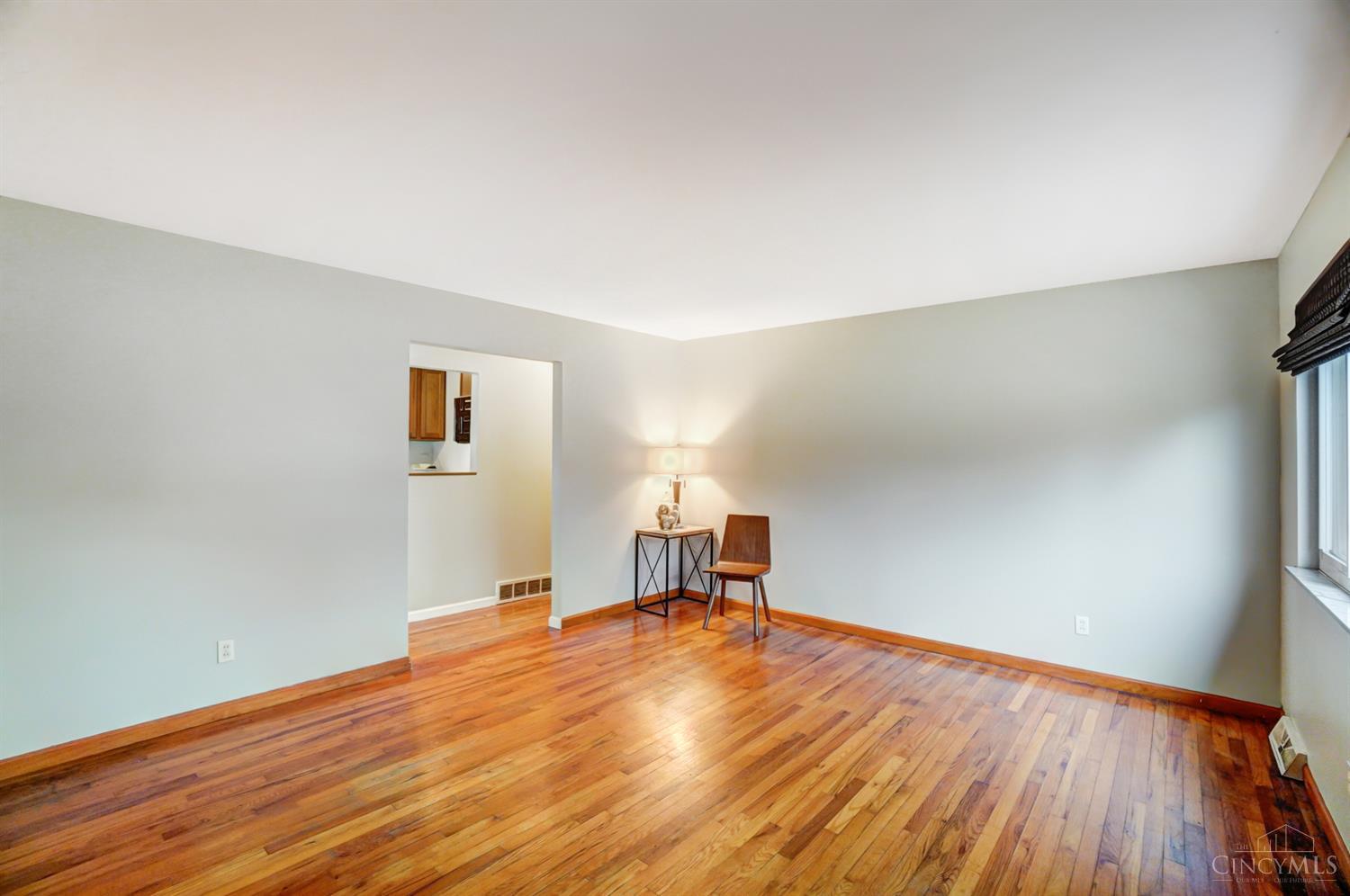 382 Ingram Road Greenhills, OH 45218 - Photo 4 of 27