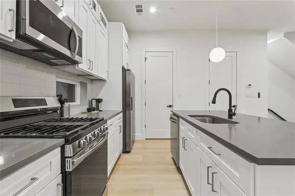 $3,250 | 2101 North Prairie Avenue, Unit 201, Dallas, TX 75204