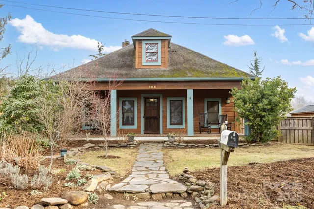 a view of a yard in front of house
