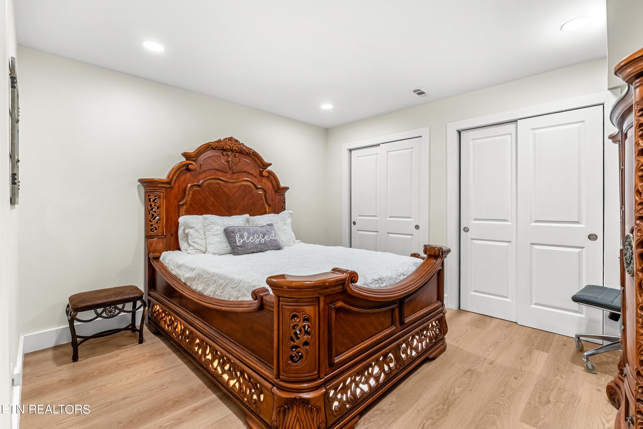 337 Farmer's Hollow Road Clinton, TN 37716 - Photo 38 of 49 a room with furniture and a rug