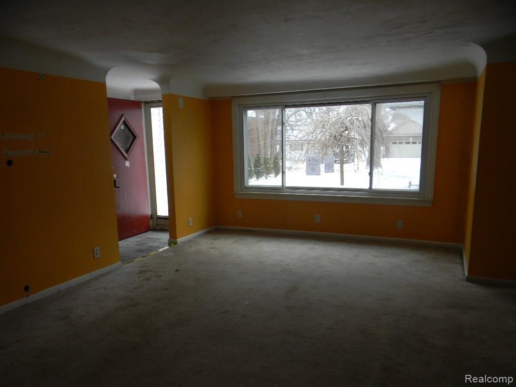 3372 Greenwood Street Rochester, MI 48309 - Photo 4 of 22 Living Room2.jpg