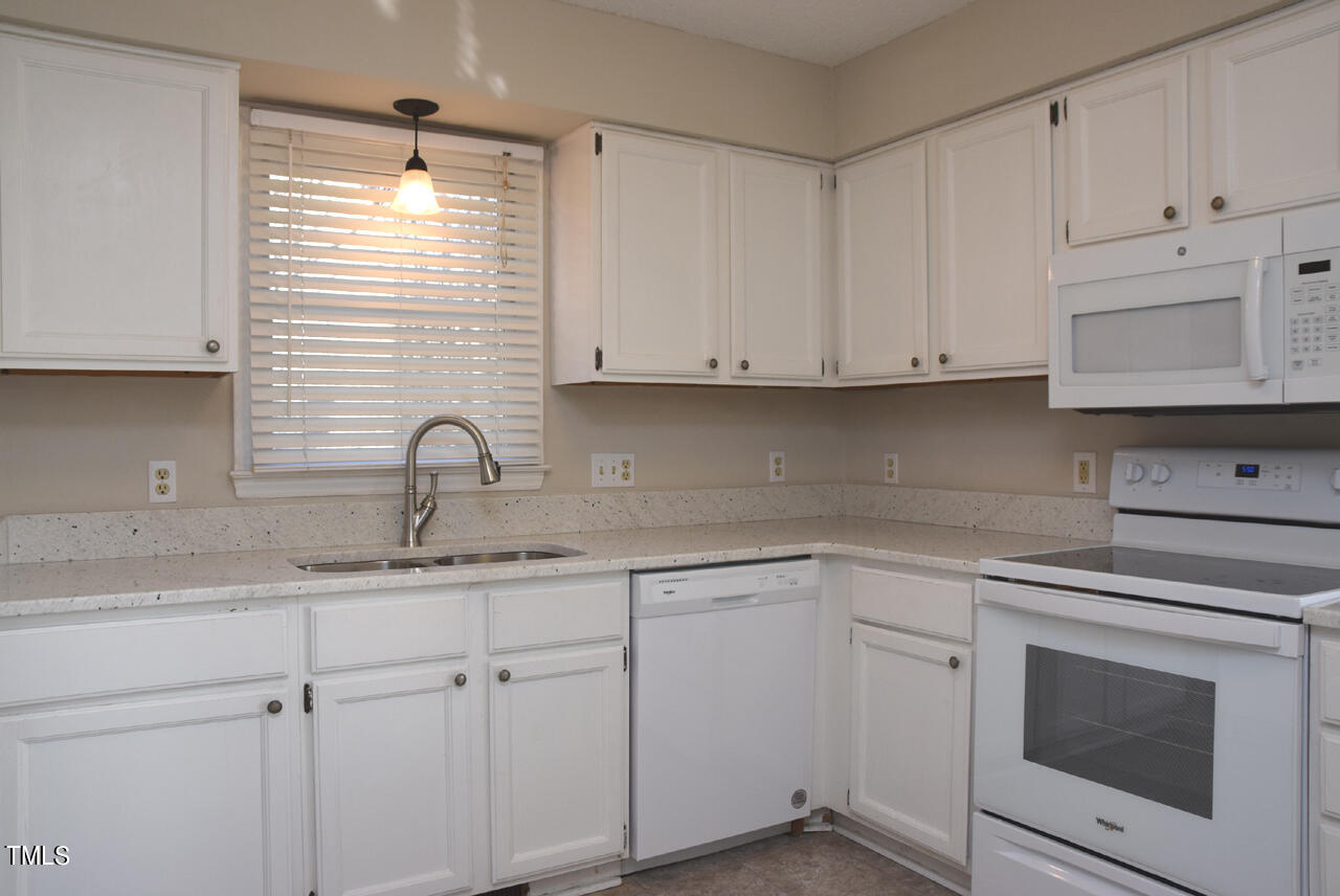 4960 Royal Adelaide Way Raleigh, NC 27604 - Photo 14 of 52 Kitchen