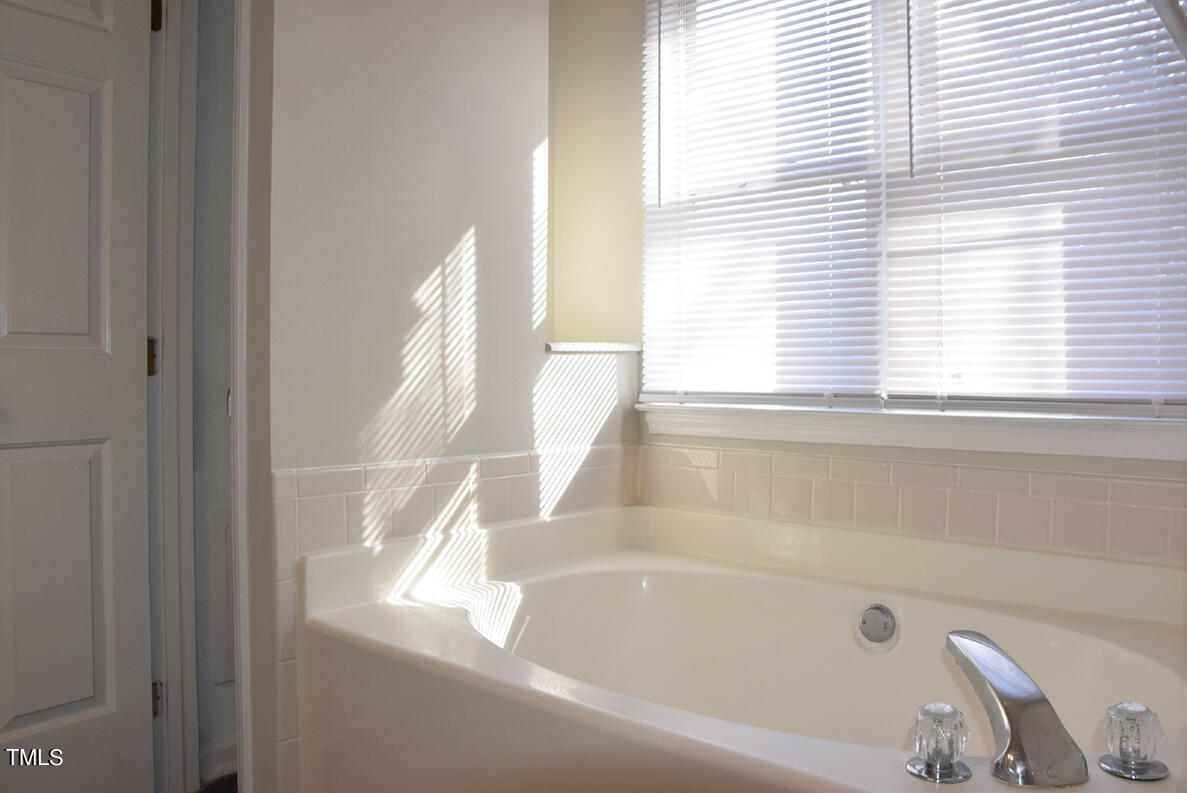 4960 Royal Adelaide Way Raleigh, NC 27604 - Photo 28 of 52 Primary Suite Bath
