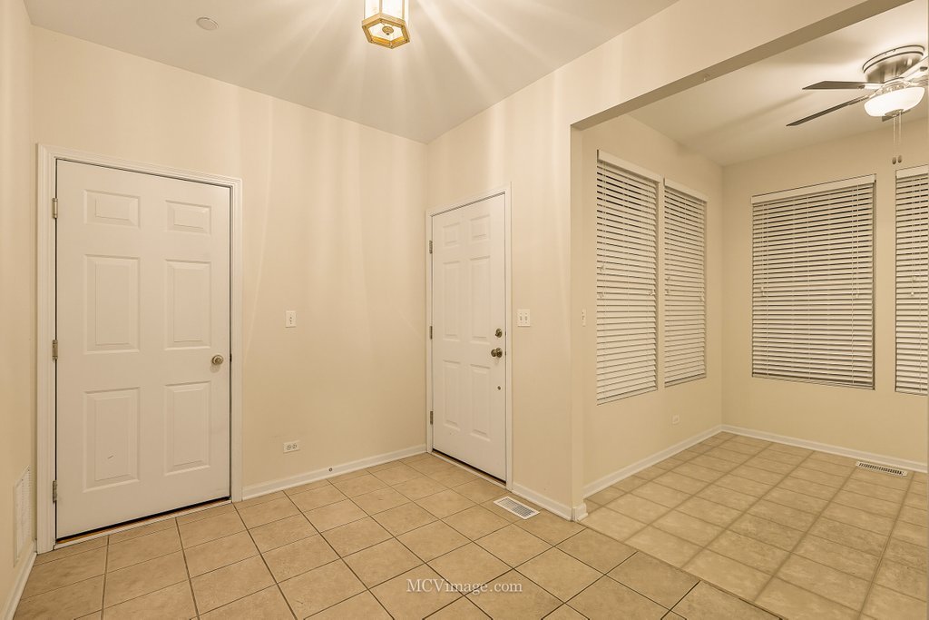 1463 Yellowstone Drive Streamwood, IL 60107 - Photo 5 of 33