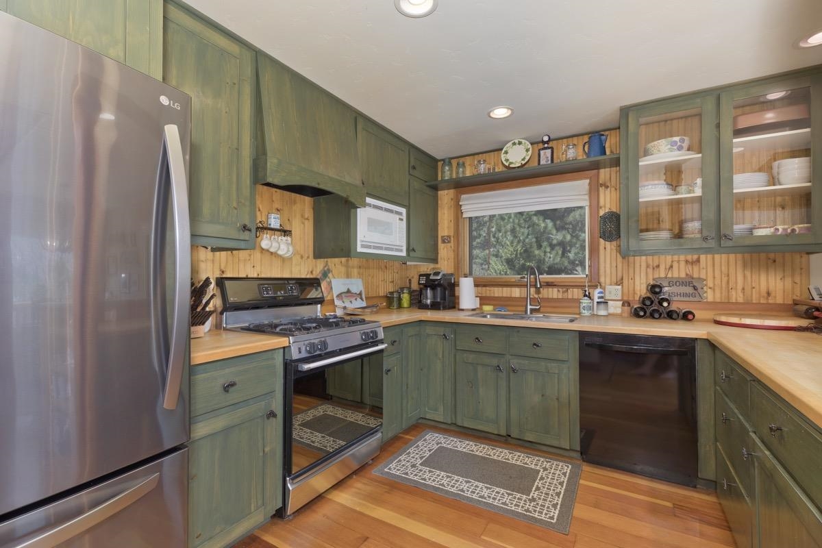 11650 Twin Lakes Road Bridgeport, CA 93517 - Photo 16 of 39 Kitchen with green cabinetry, appliances with stainless steel finishes, light countertops, and recessed lighting