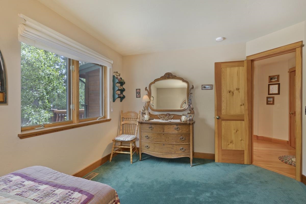 11650 Twin Lakes Road Bridgeport, CA 93517 - Photo 27 of 39 Carpeted bedroom featuring baseboards