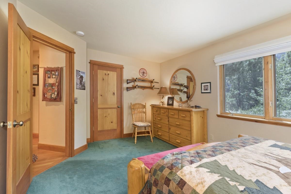 11650 Twin Lakes Road Bridgeport, CA 93517 - Photo 29 of 39 Carpeted bedroom with baseboards