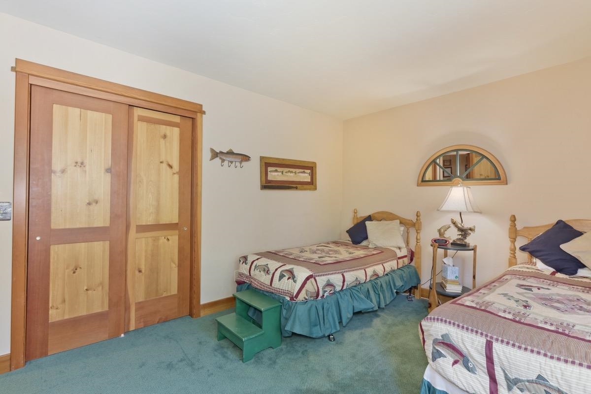11650 Twin Lakes Road Bridgeport, CA 93517 - Photo 32 of 39 Carpeted bedroom featuring baseboards