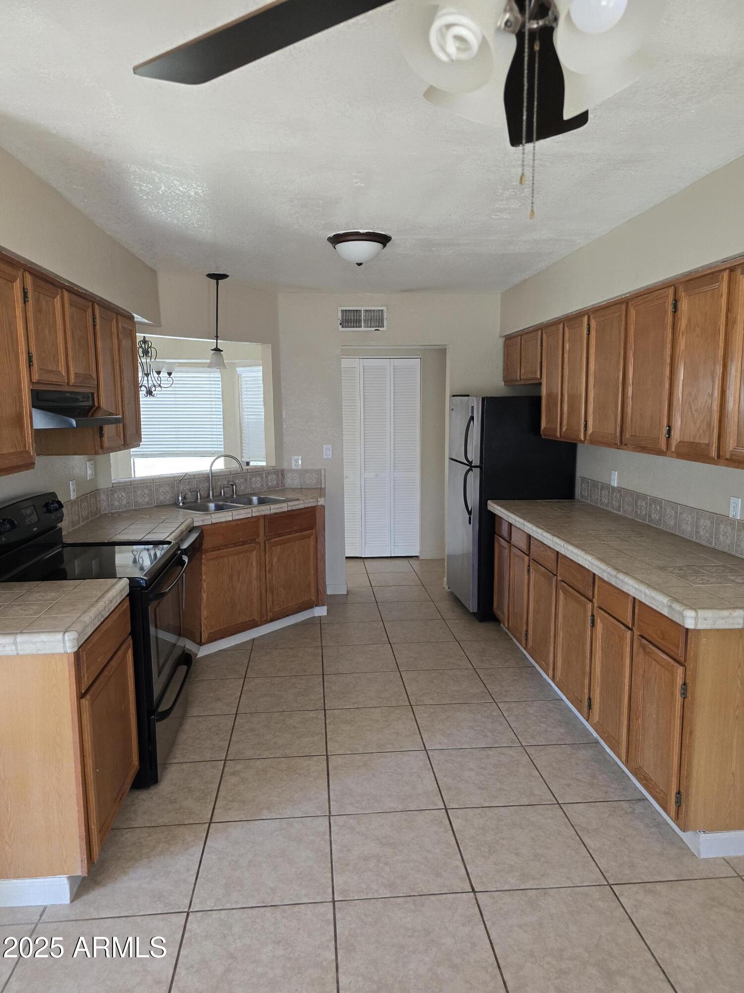 240 East Oak Street Huachuca City, AZ 85616 - Photo 26 of 43 kitchen