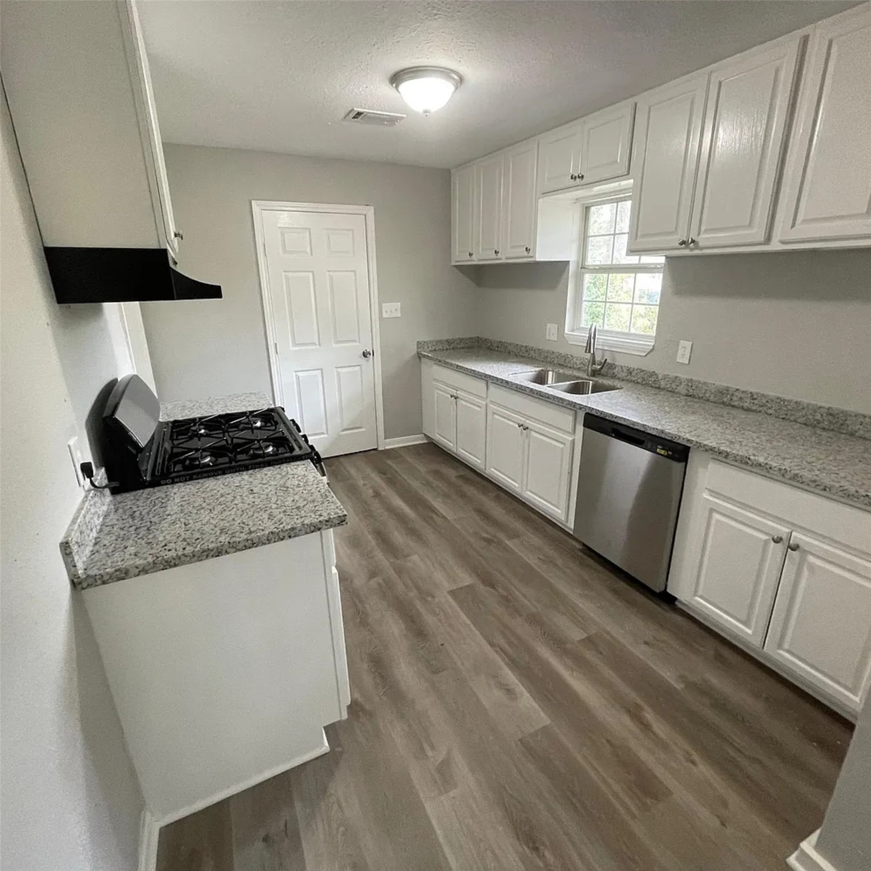 7617 Jutland Road Houston, TX 77033 - Photo 2 of 11 Kitchen- Granite countertops & Gas Range