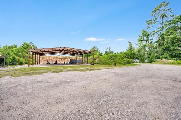 a view of a backyard