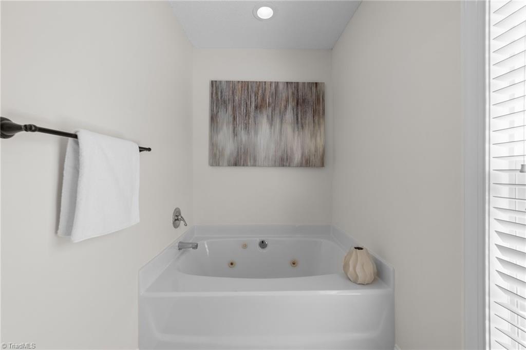 495 Ben Lee Road Thomasville, NC 27360 - Photo 19 of 35 Separate tub
