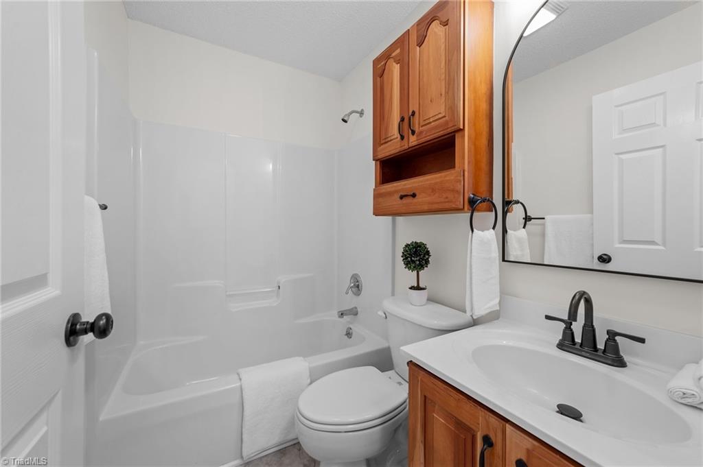 495 Ben Lee Road Thomasville, NC 27360 - Photo 23 of 35 Hall bath