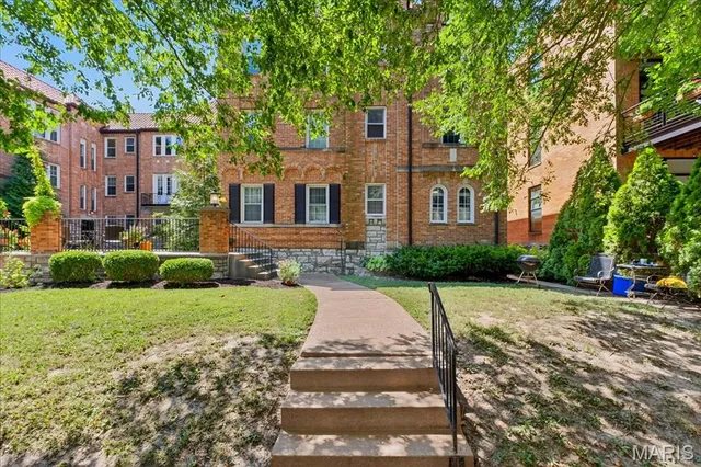 $184,900 | 7532 Cromwell Drive, Unit 1S, Clayton, MO 63105