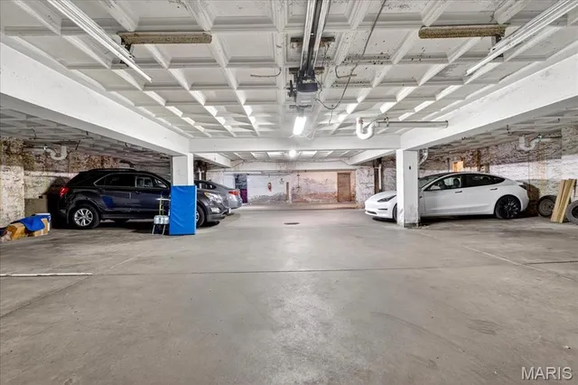 $184,900 | 7532 Cromwell Drive, Unit 1S, Clayton, MO 63105