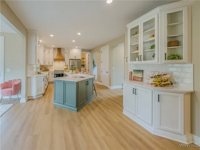 $989,900 | 8931 Country Club Lane, Clarence, NY 14031