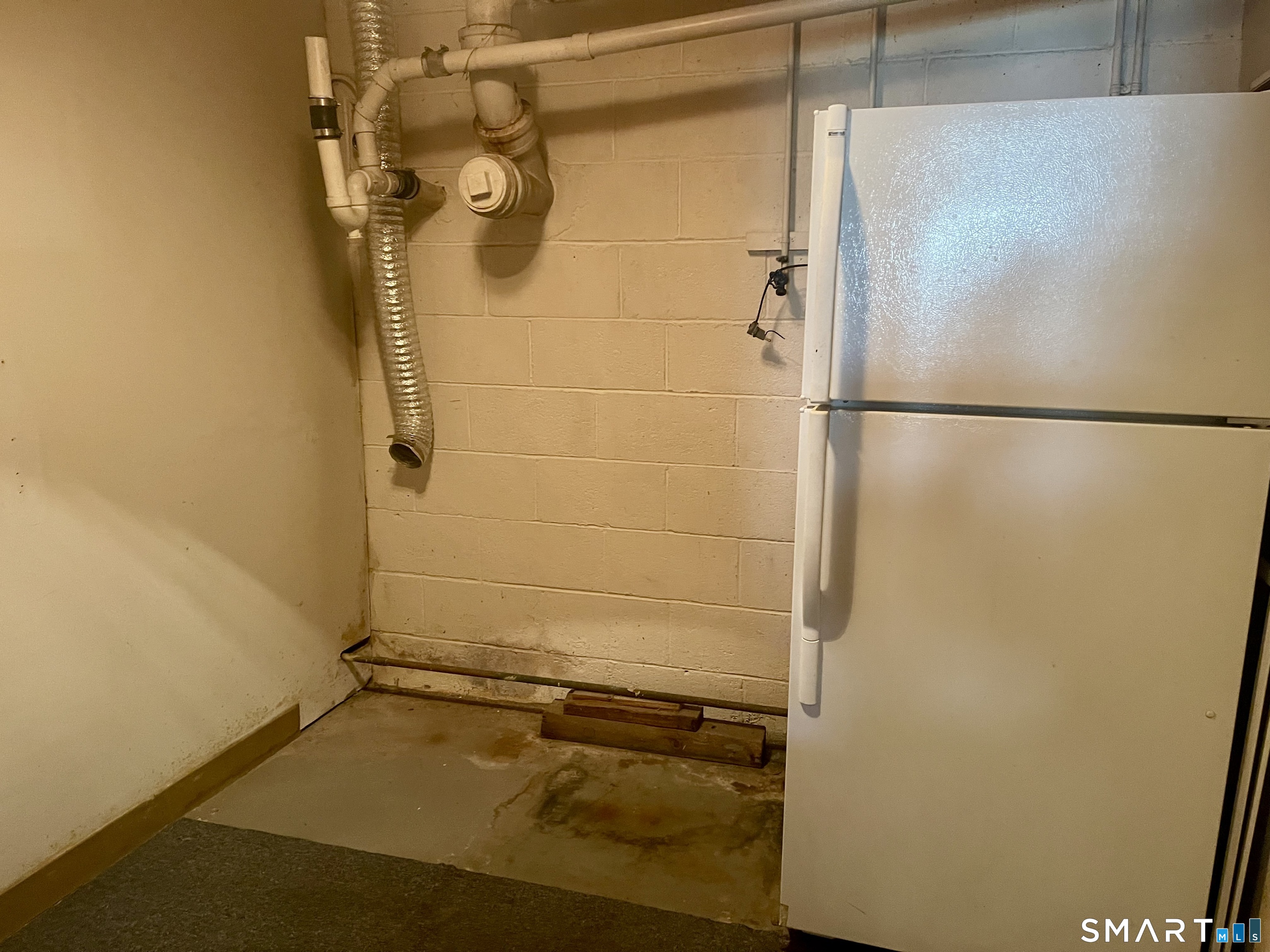 9 Apple Lane Redding, CT 06896 - Photo 34 of 39 Small storage room with washer and dryer hook up
