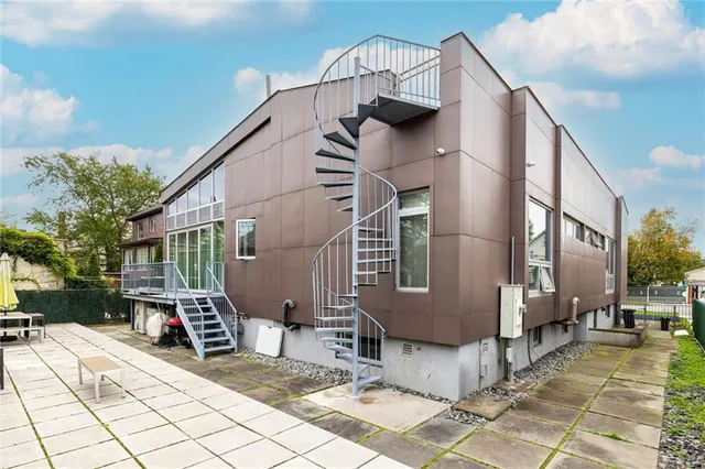 a view of entryway and hall