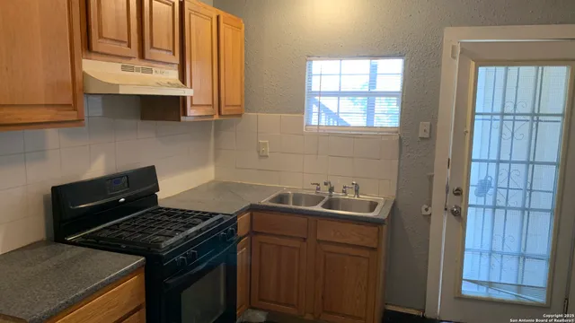 $995 | 1524 West Woodlawn Avenue, Unit 1, San Antonio, TX 78201
