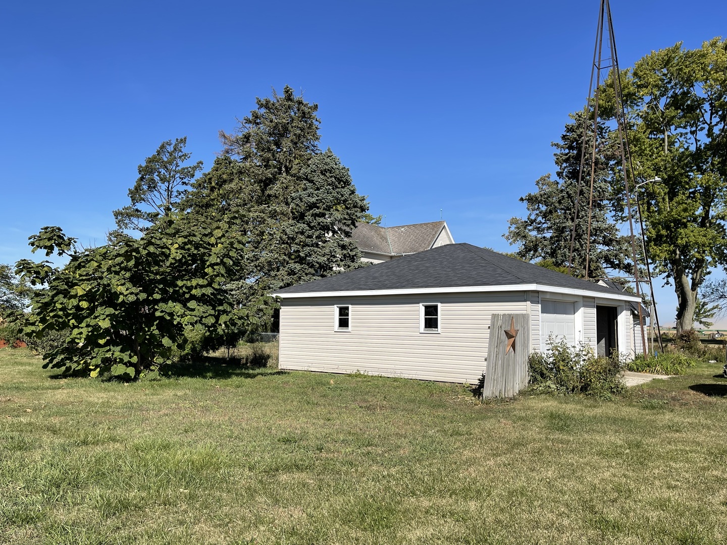 16580 West 5000S Road Buckingham, IL 60917 - Photo 28 of 35 a front view of a house with a garden