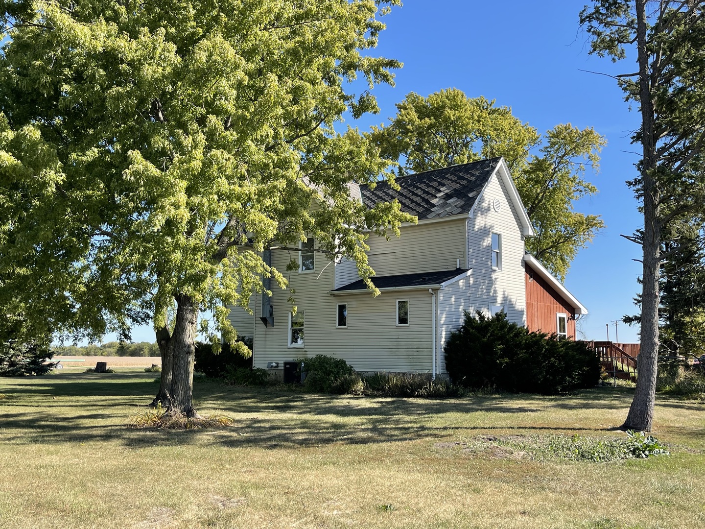 16580 West 5000S Road Buckingham, IL 60917 - Photo 30 of 35 a front view of a house with a tree