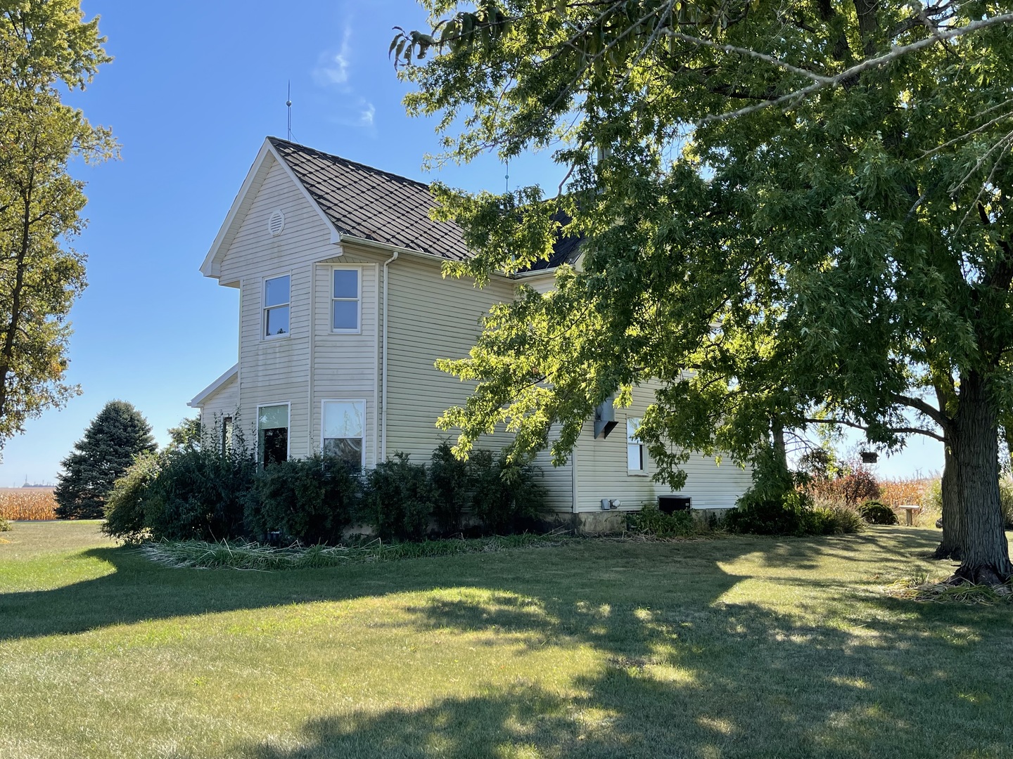 16580 West 5000S Road Buckingham, IL 60917 - Photo 3 of 35 a view of a house with pool and a yard