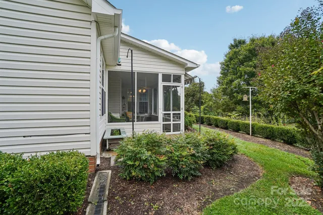 a view of a house with backyard and garden