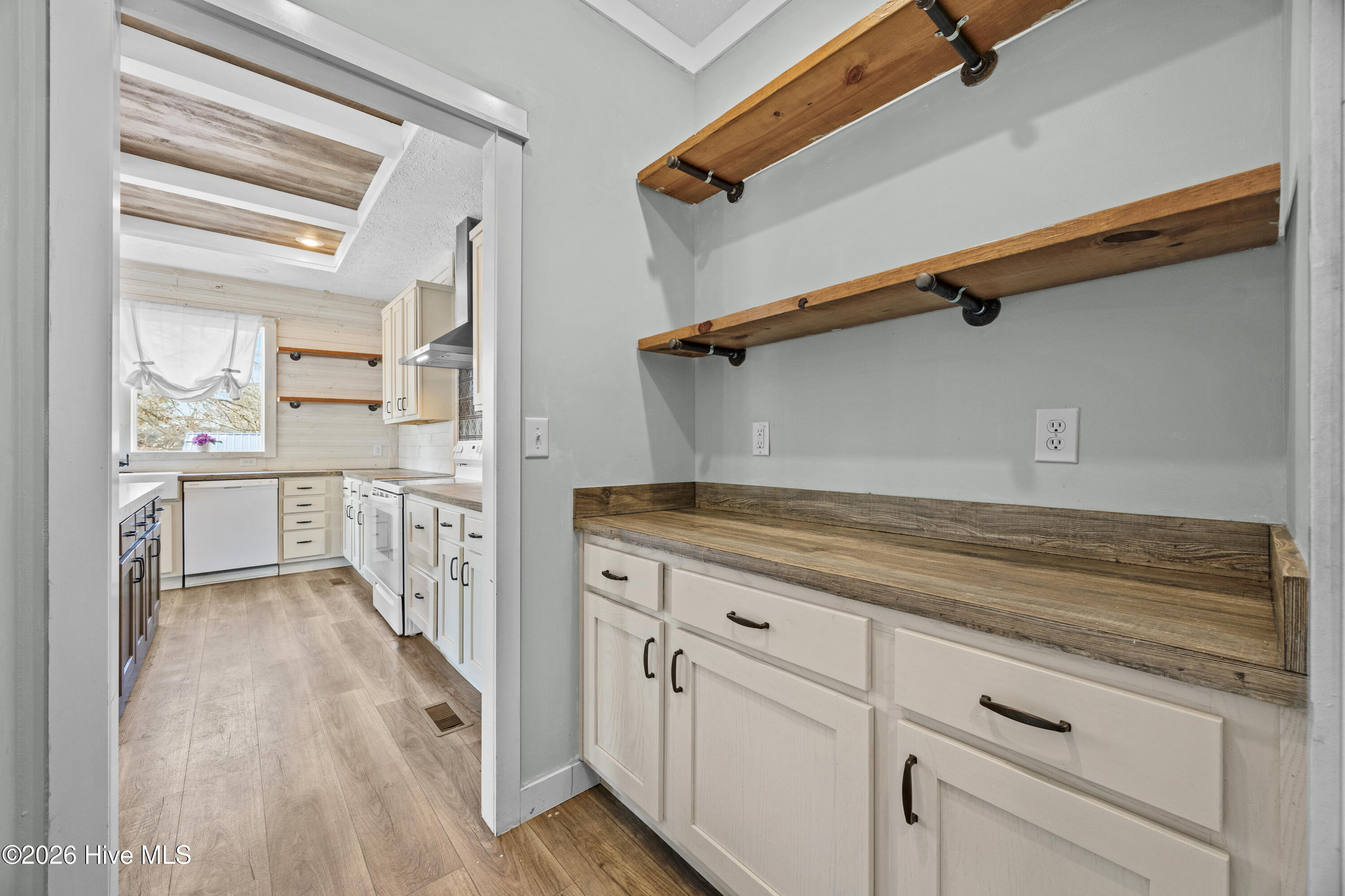 120 Moores Landing Road Hampstead, NC 28443 - Photo 14 of 52 14_pantry