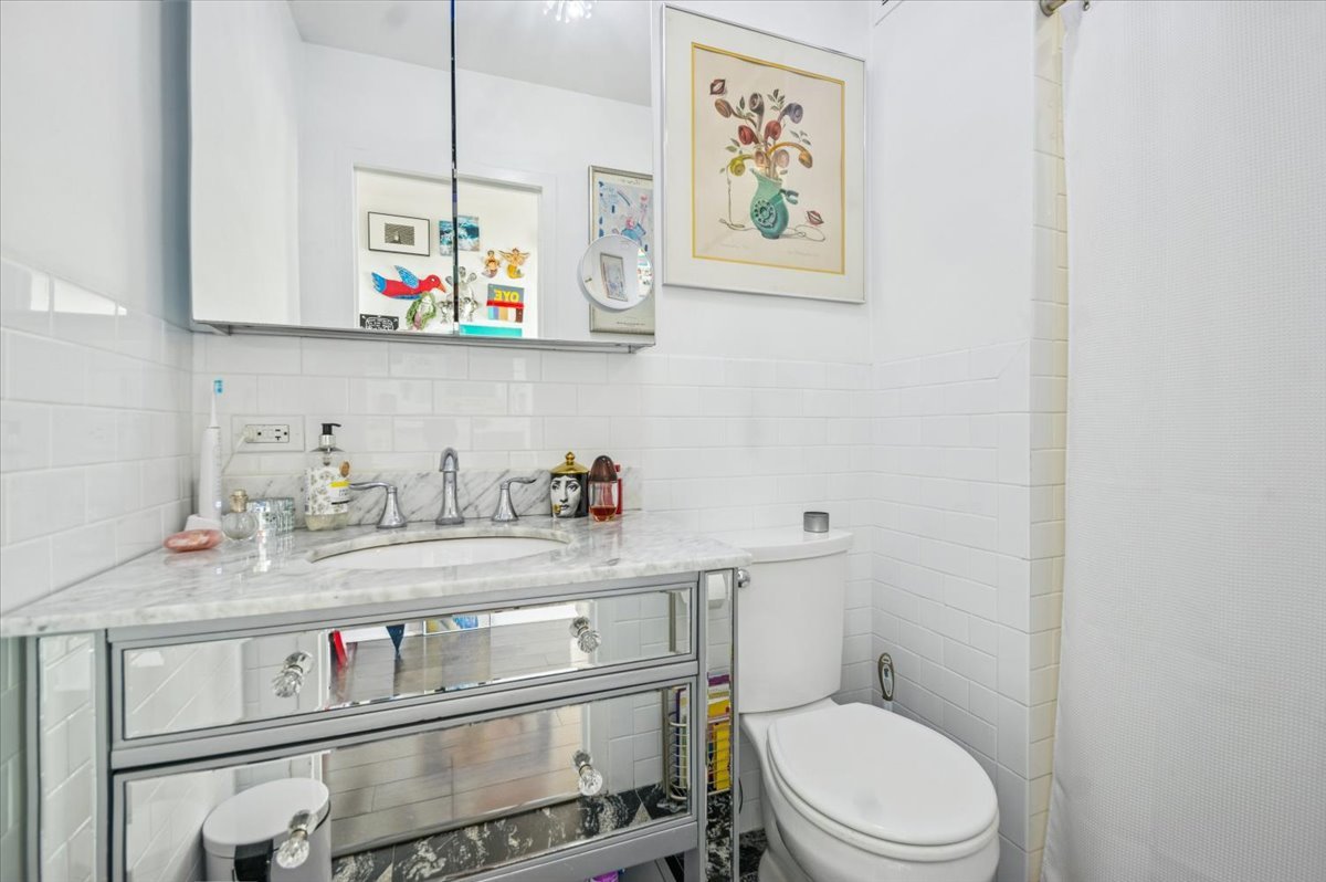 3600 North Lake Shore Drive, Unit 1601 Chicago, IL 60613 - Photo 14 of 16 a bathroom with a sink a toilet and vanity