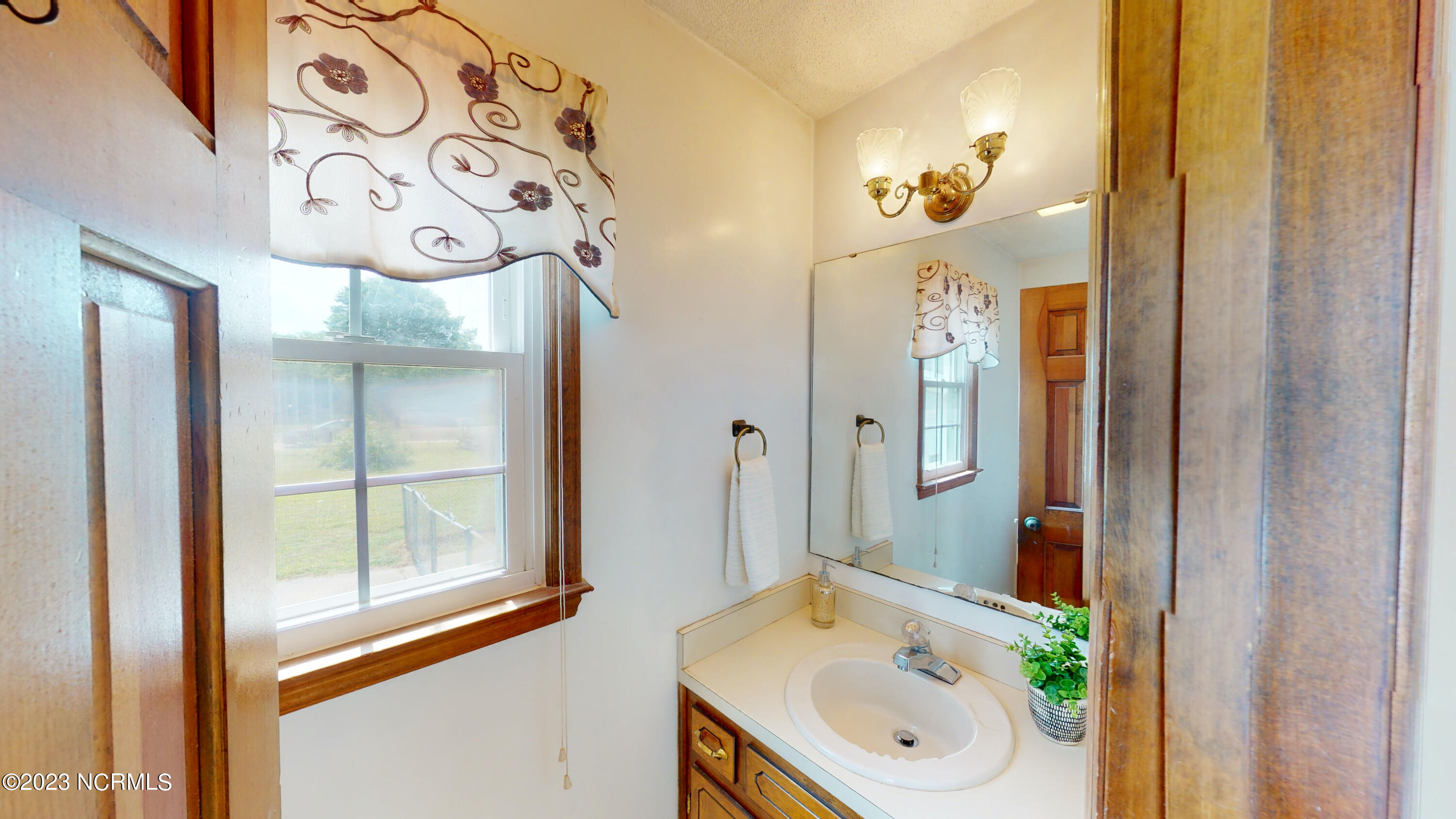 4058 Barber Mill Road Clayton, NC 27520 - Photo 14 of 42 4058 Barber Mill Rd Hall Bath