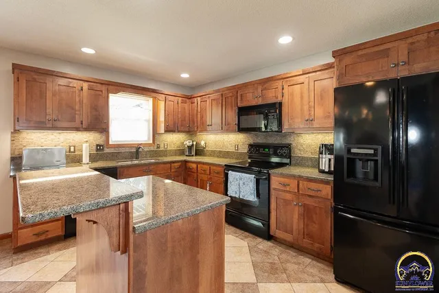 $409,900 | 7628 Southwest 28th Terrace, Topeka, KS 66614