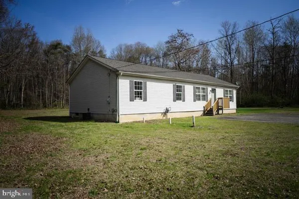 a view of a house with backyard