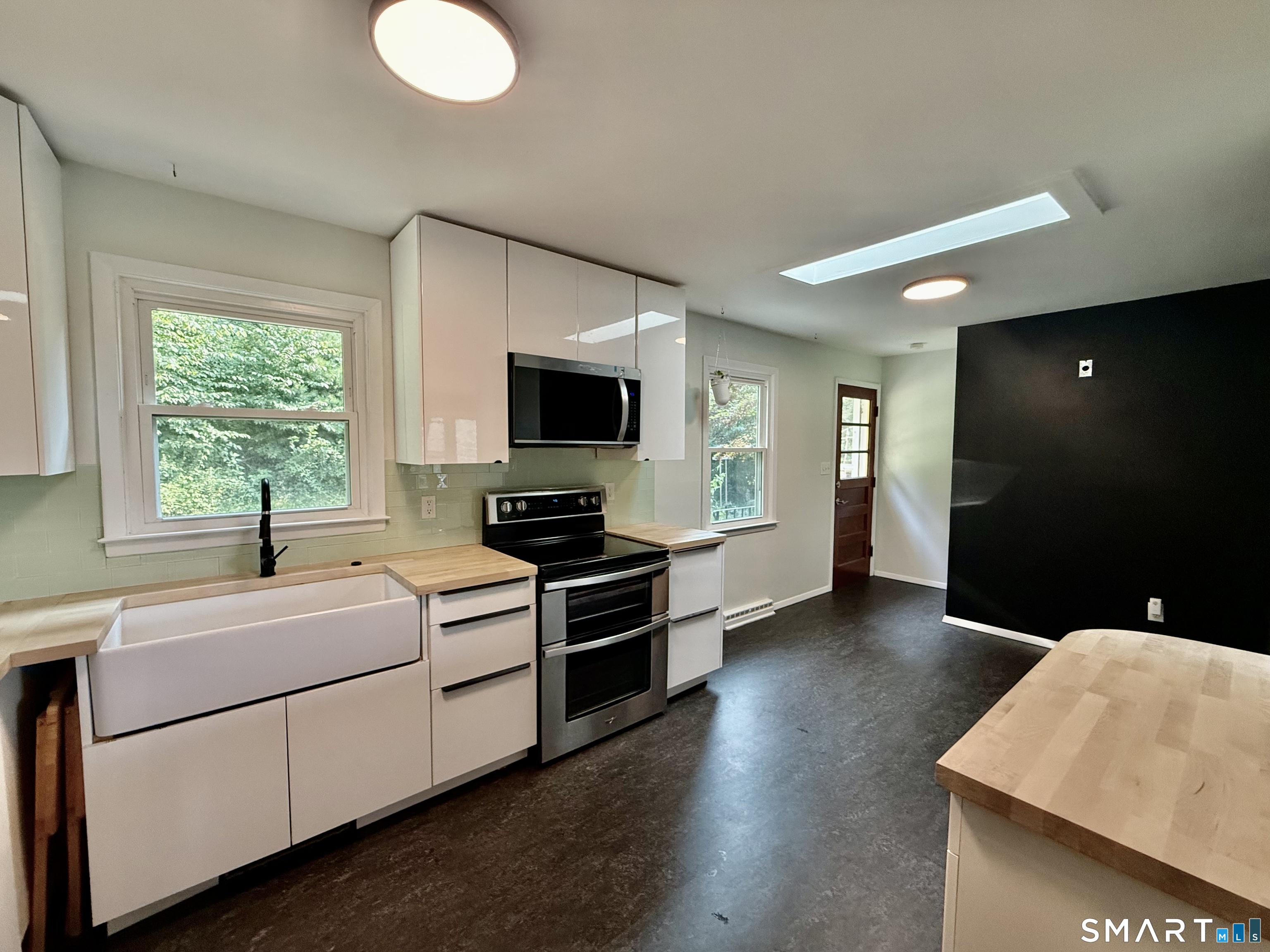 220 Foxon Hill Road New Haven, CT 06513 - Photo 5 of 17 Gallery Image 5
