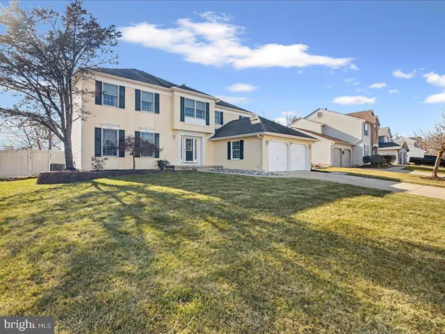 a view of a yard in front of the house
