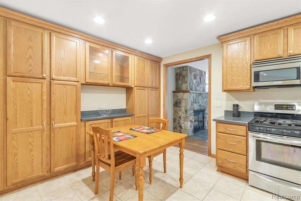 28366 Rollcrest Road Farmington Hills, MI 48334 - Photo 6 of 53