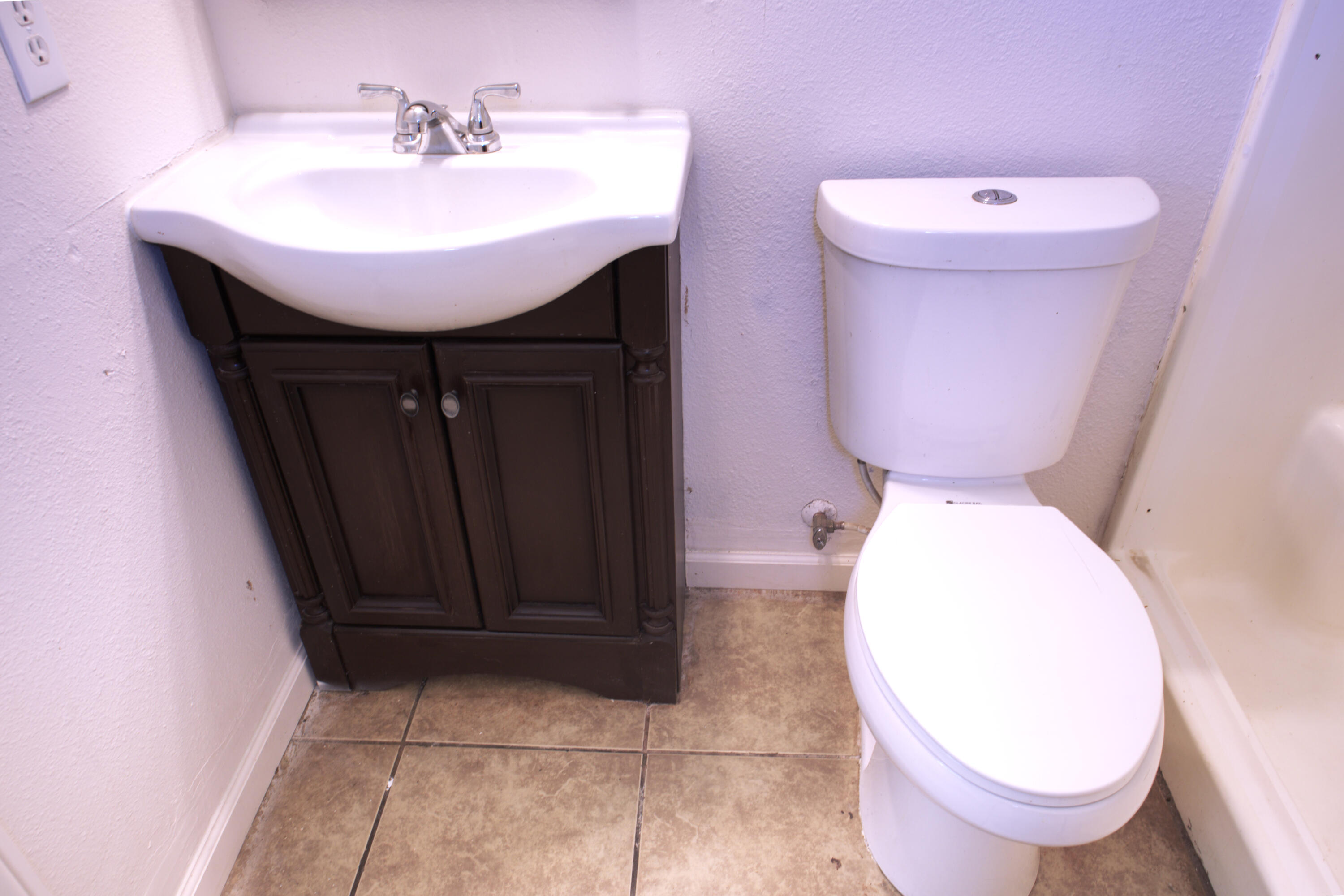 558 Perry Avenue Corcoran, CA 93212 - Photo 18 of 42 Master Bath 1