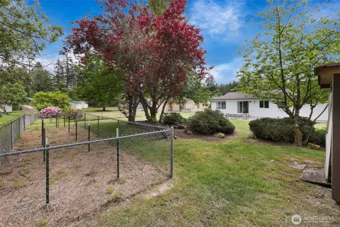 a view of backyard with a garden
