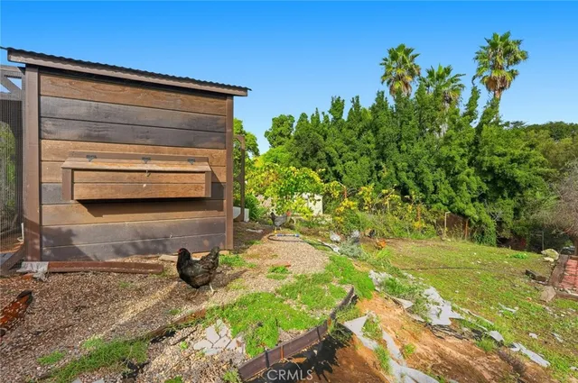 a view of backyard with a garden