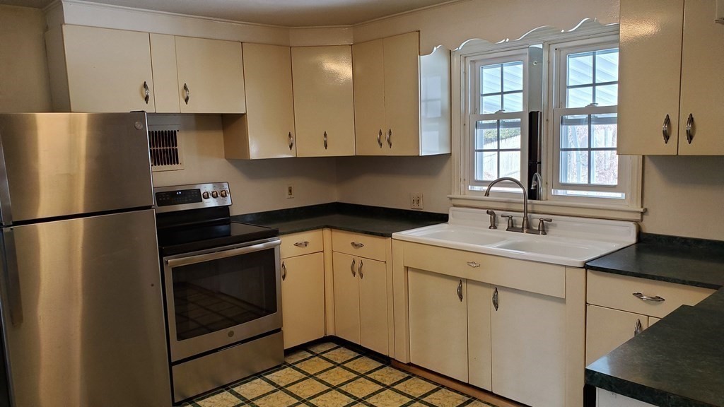 24 Thornton Road Worcester, MA 01606 - Photo 7 of 19 Gallery Image 7