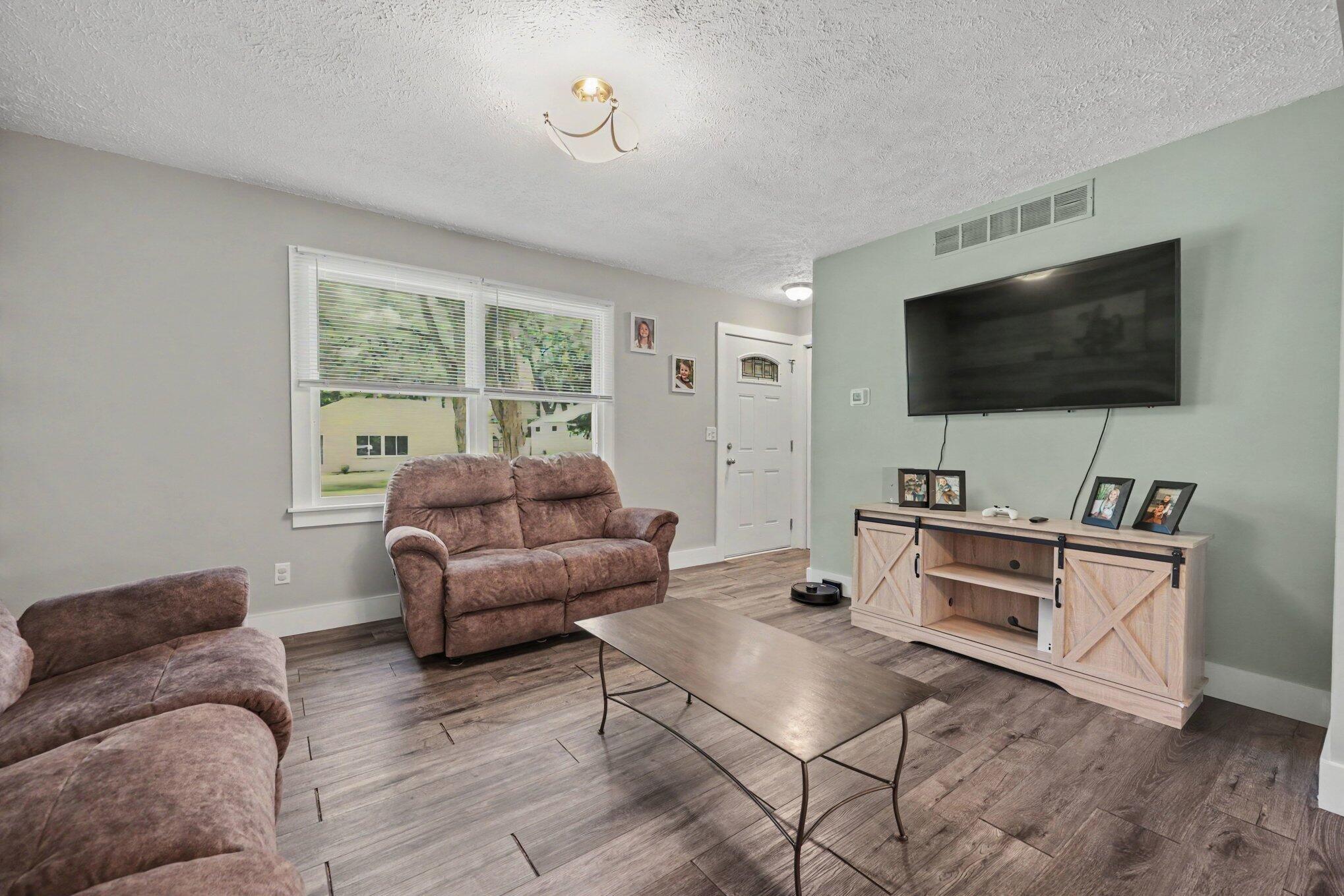 630 Midway Avenue Holland, MI 49423 - Photo 7 of 30 Living Room