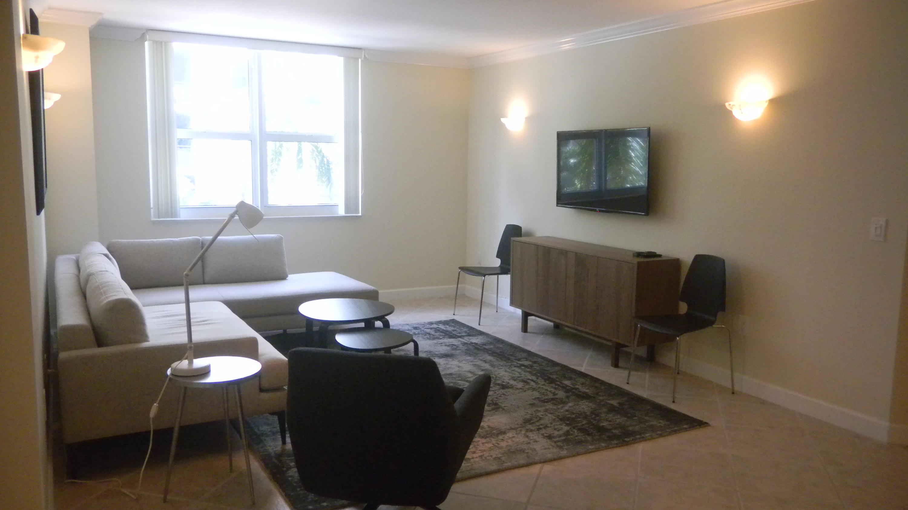 99 Southeast Mizner Boulevard, Unit 343 Boca Raton, FL 33432 - Photo 2 of 40 Livingroom