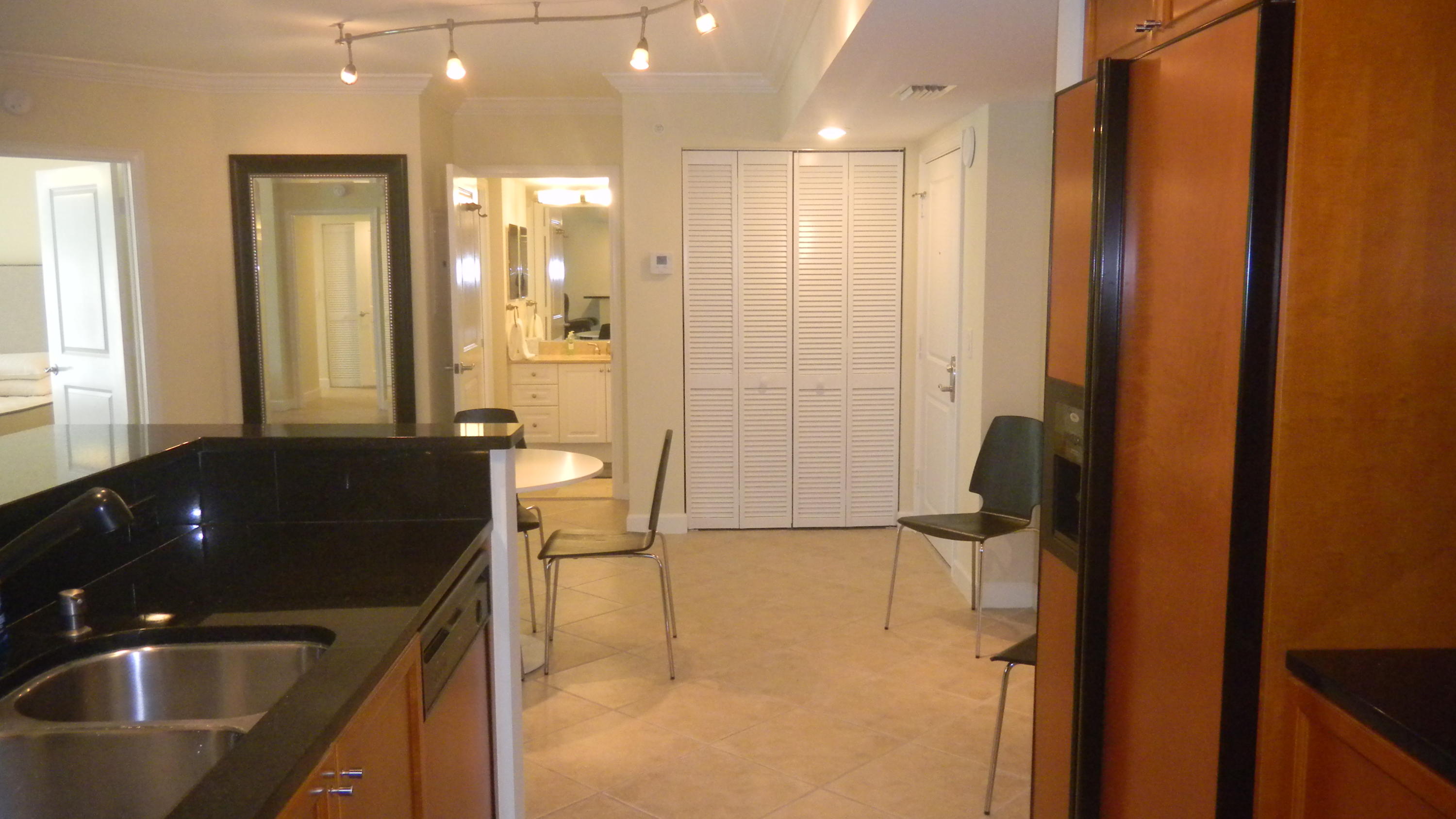 99 Southeast Mizner Boulevard, Unit 343 Boca Raton, FL 33432 - Photo 8 of 40 Kitchen