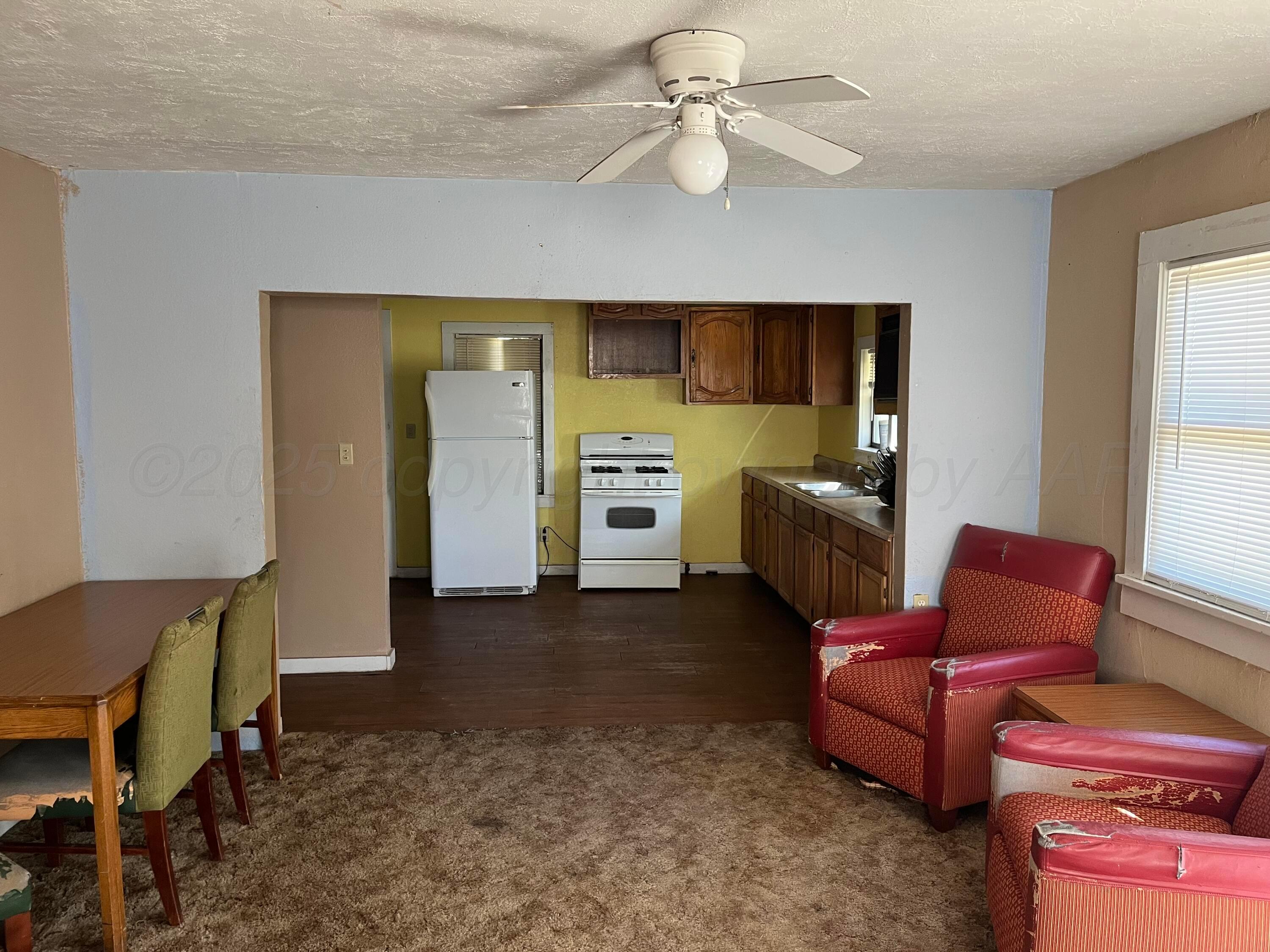 315 North Hedgecoke Street Borger, TX 79007 - Photo 16 of 24 a living room with furniture and a window