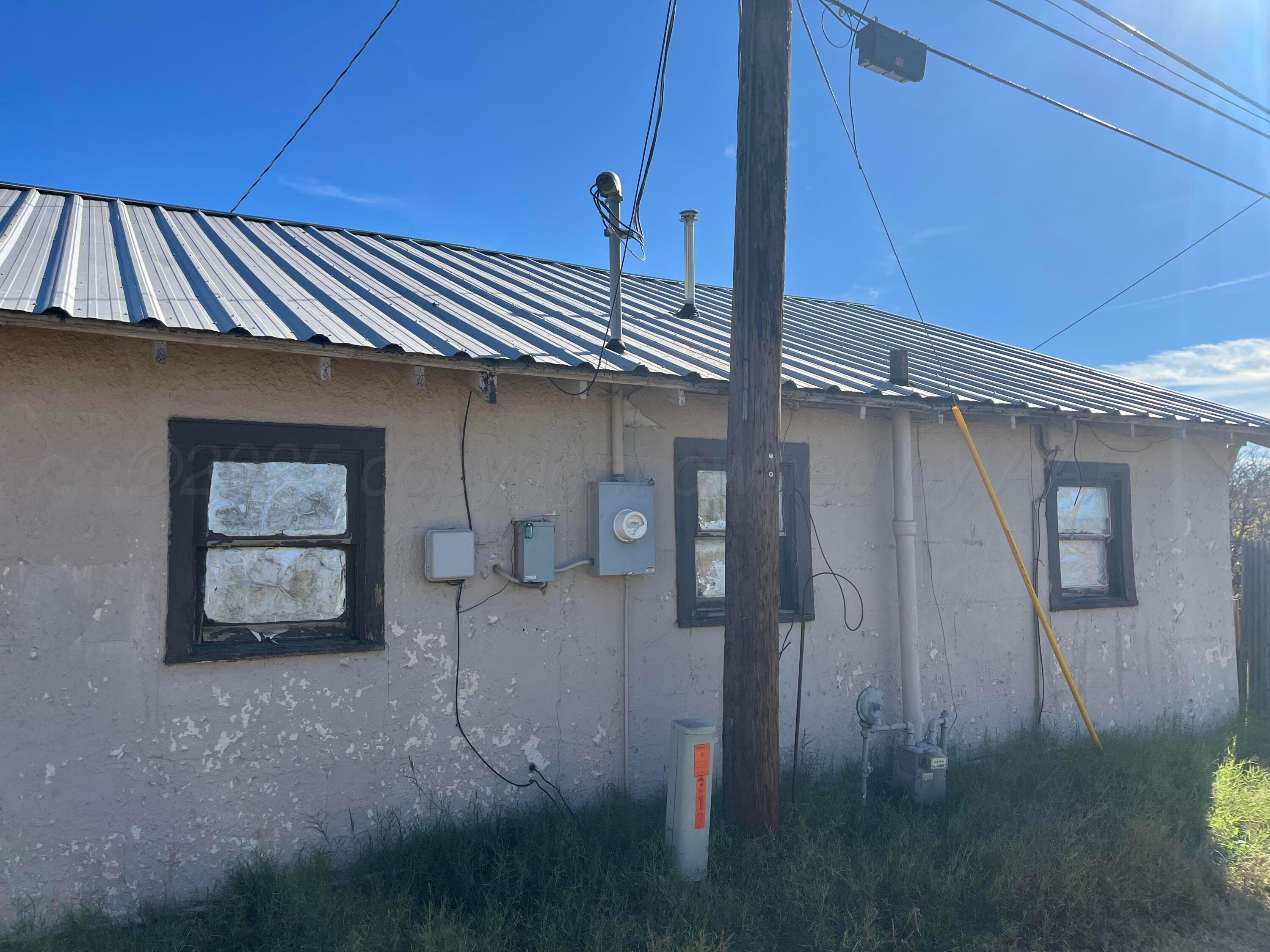 315 North Hedgecoke Street Borger, TX 79007 - Photo 23 of 24 a backyard of a house