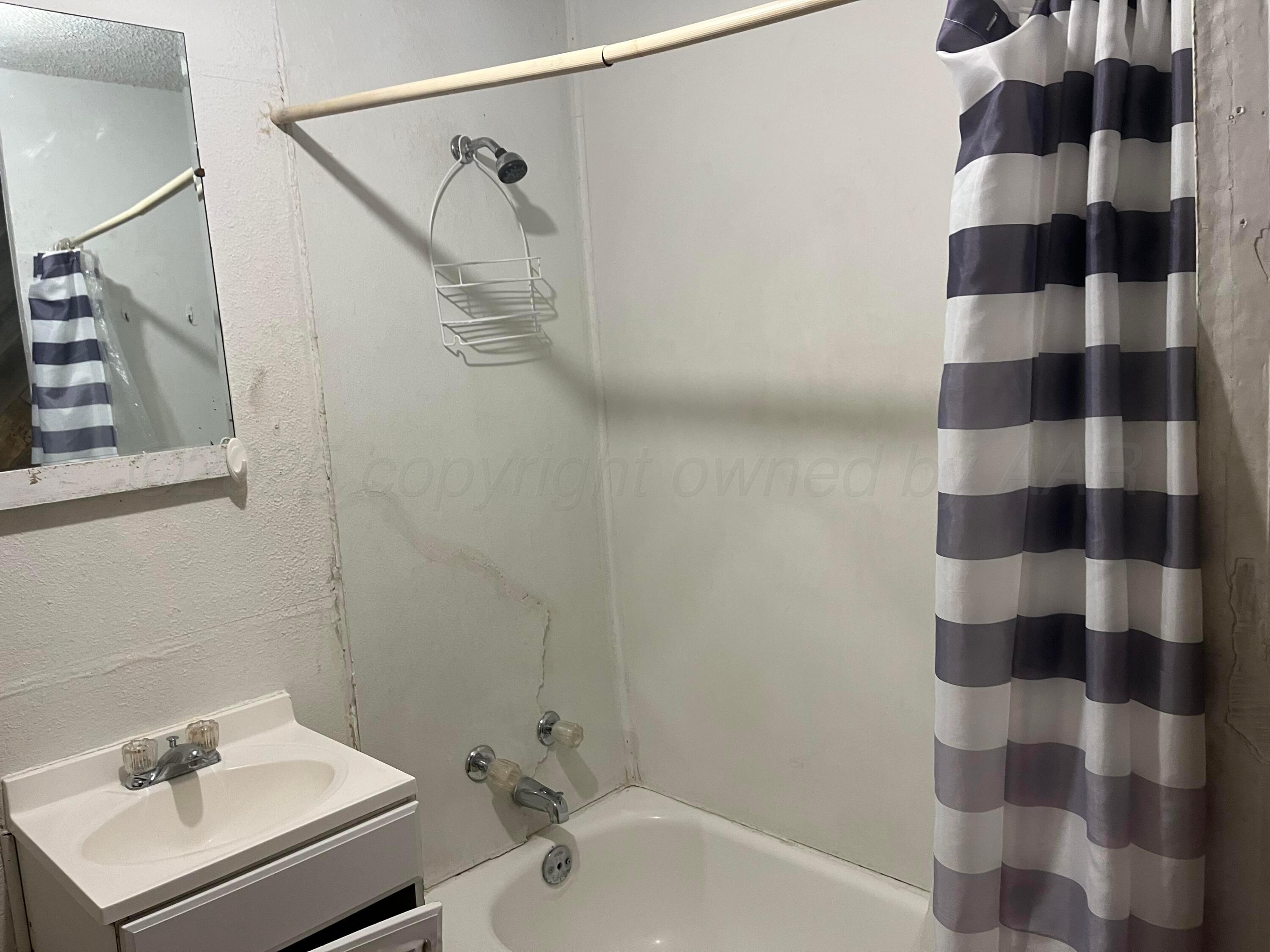 315 North Hedgecoke Street Borger, TX 79007 - Photo 7 of 24 a bathroom with a sink a toilet and shower