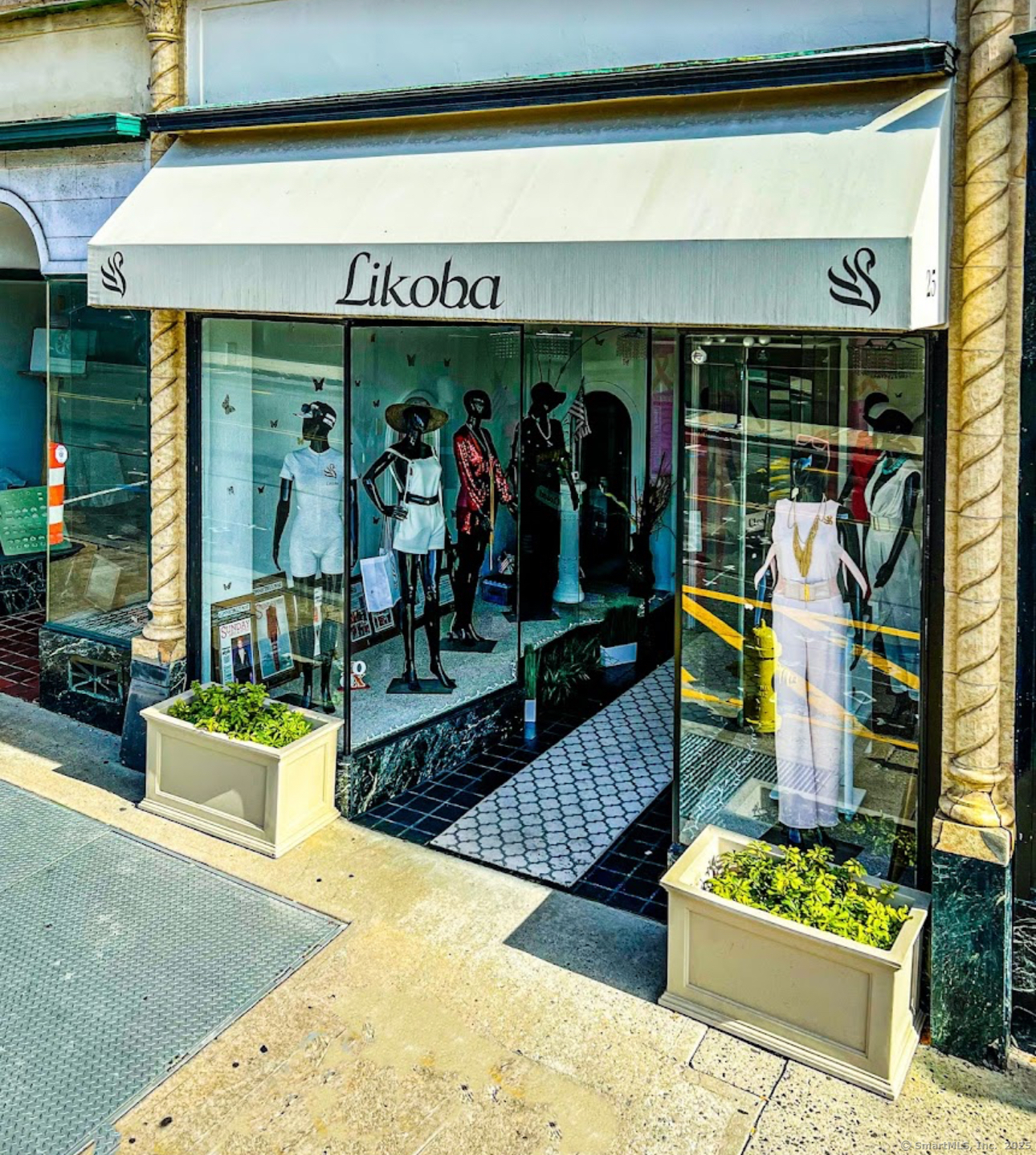 an outdoor living area with seating area and rug