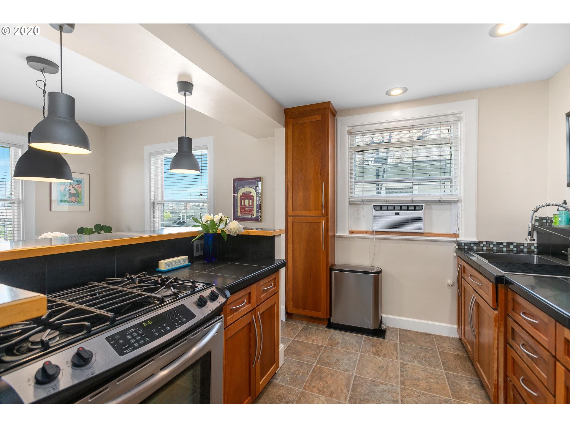 731 Southwest King Avenue, Unit 16 Portland, OR 97205 - Photo 12 of 27